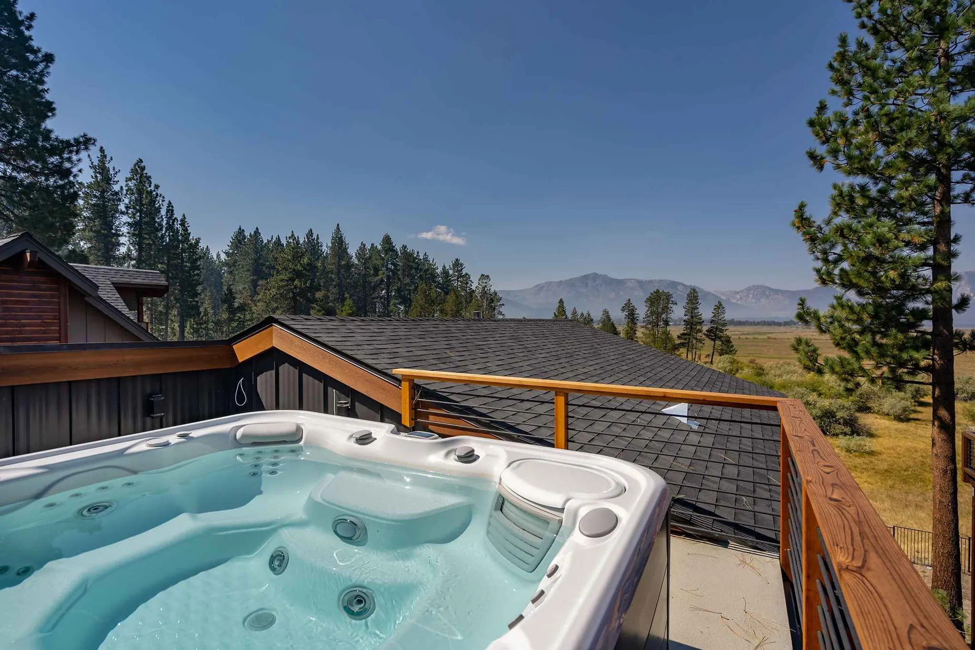 6 bedroom 4 bath Luxury by the lake Vacation Rental