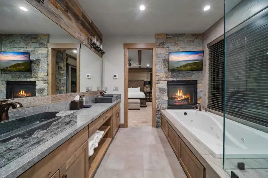 9 bedroom Luxury Villa by the lake Vacation Rental
