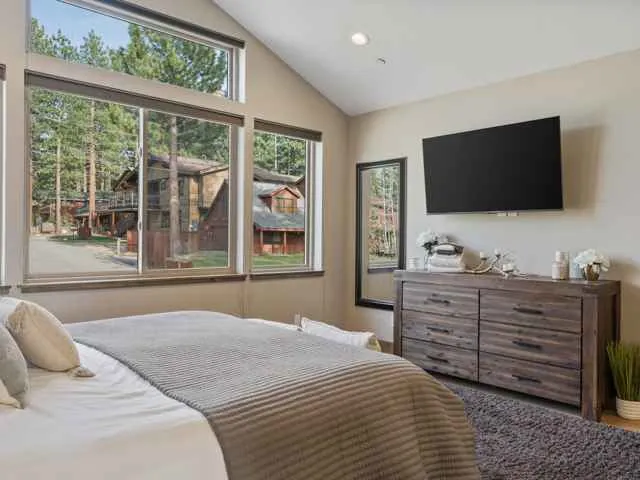 7 bedroom Luxury by the Lake Vacation Rental
